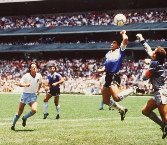 Ο Μαραντόνα πέθανε, αλλά οι αγγλικές εφημερίδες τον αποκαλούν “κλέφτη” και “παλιάνθρωπο”