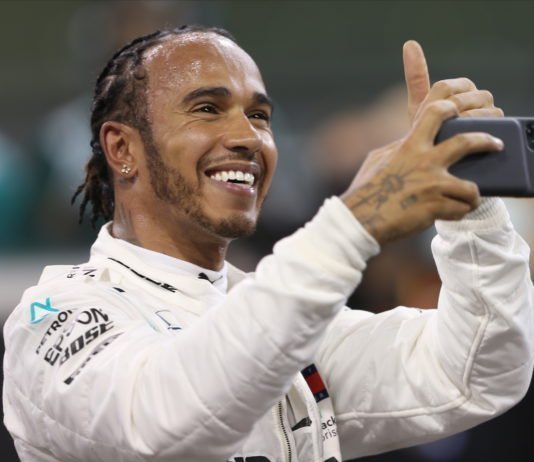 Συνεχίζει στην Mercedes ο Χάμιλτον