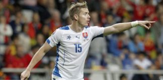 Μέσα ο ένας, πάγκο ο άλλος!