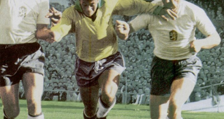 1962 Garrincha takes on Czechoslovakia defence