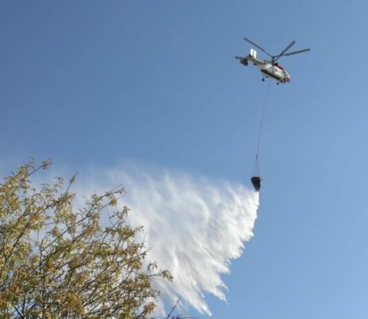 Πυρκαγιά σε δύσβατη περιοχή στην Πάφο – Ανταποκρίθηκαν και πτητικά μέσα