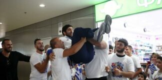 Αποθέωση για την ελληνική αποστολή που επέστρεψε από το Παρίσι – Σήκωσαν στα χέρια τον Νταουρέν Κουρουγκλίεφ!