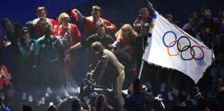 Η Ολυμπιακή Φλόγα του Παρισιού 2024 έσβησε, το Λος Άντζελες πήρε τη σκυτάλη