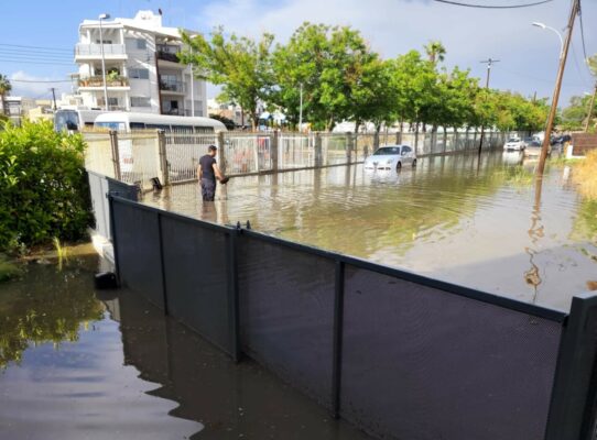 Κακοκαιρία: Πλημμύρες, χαλάζι και… χαμός στους δρόμους