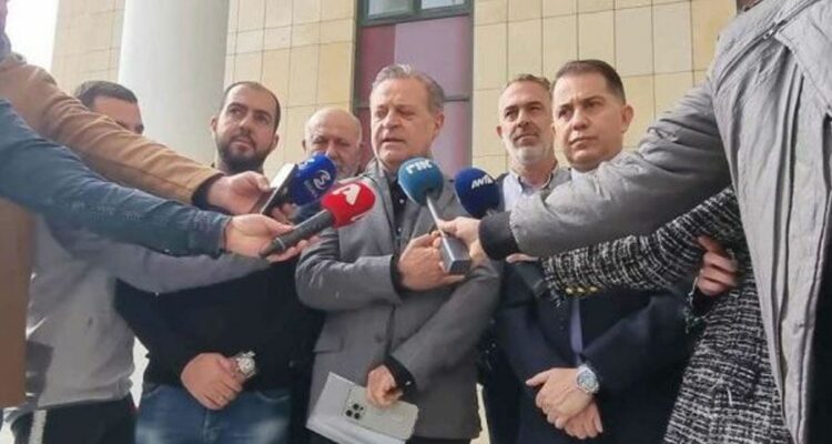 Ποιος κοροϊδεύει, ποιον; Ποιος κοροϊδεύει, ποιον;