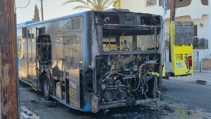 Φωτιά σε λεωφορείο: Δεν πέρασε την πρώτη φορά το ΜΟΤ και χρειάστηκε δεύτερη 2 DOC.20250923.9117922.pafos 2 700x394