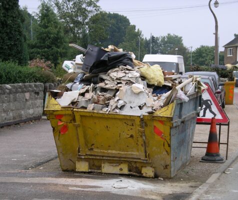 Skip containing rubbish 16s06 476x400 cKmEc1