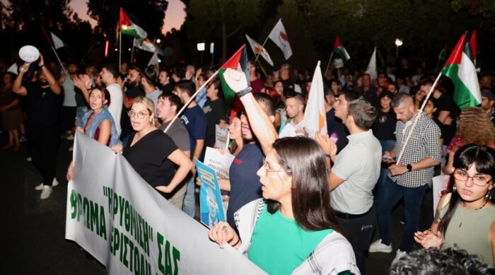 Μαζική η κινητοποίηση έξω από το ΥΠΕΞ – «Η δημοκρατική φωνή δεν φιμώνεται» (Βίντεο & Φωτογραφίες) 2 diamartiriagiagazalefkosia 4 700x389 lYTezZ