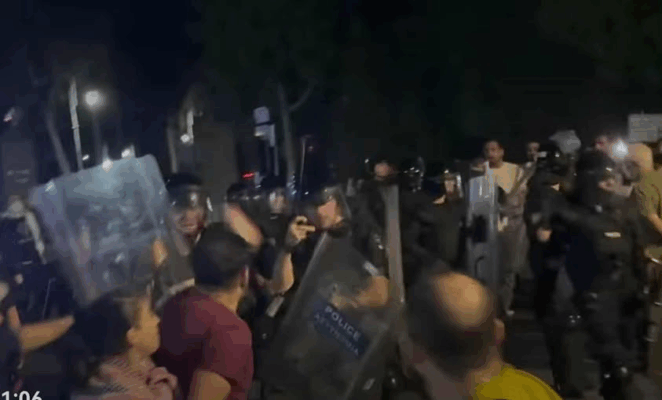 Έφεραν «κουβαλητούς» αστυνομικούς αφότου άρχισε η εκδήλωση – Προπηλάκισαν τους διαδηλωτές 2 image 33 662x400 JtMTwM