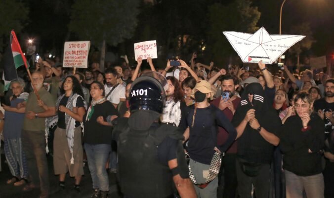 Τοποθετείται επίσημα η Αστυνομία για το ξύλο στους διαδηλωτές και κάνει λόγο για “ανάλογη βία” 2 lefkosiagiagaza 3 676x400 JczOkm