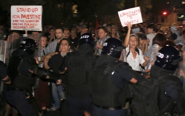 Οργή διαδηλωτών για την αστυνομική βία έξω από το ΥΠΕΞ – Στην ΑΔΙΠΑ οι καταγγελίες 2 lefkosiagiagaza 7 638x400 Pe7RFb