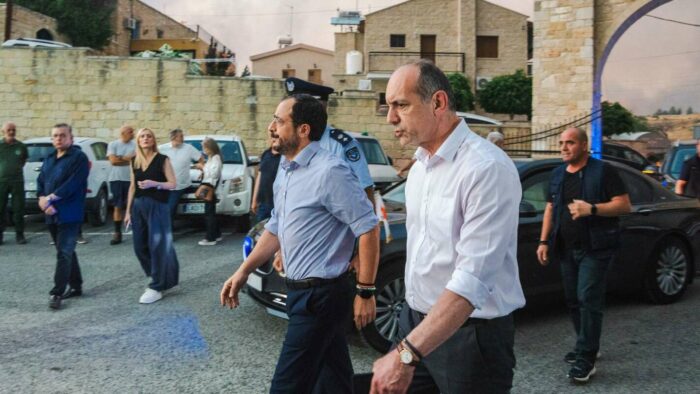 «Το οργανωμένο έγκλημα είναι εισαγόμενο» συγκρίνει Κύπρο με… Λούβρο – Πολιτική θύελλα μετά τις δηλώσεις Χαρτσιώτη 2 xristodoulidis xartsiotis pirkagia lemesos1 700x394 TXgCiv