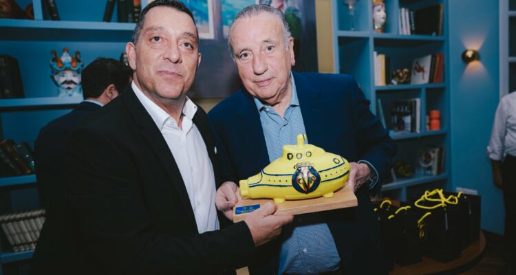 Ο Χάρης και το κίτρινο υποβρύχιο (φώτο)