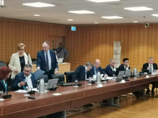 Έντονη συζήτηση για το αφορολόγητο: Ποιοι ωφελούνται και ποιοι χάνουν με τις προτεινόμενες αλλαγές