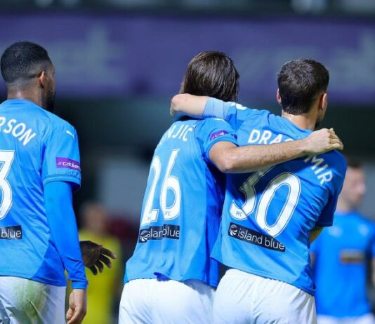 Πάντως δεν το δείχνει!