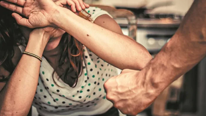 16 kakopoiisi gynaikes via 1020.jpg1 700x395 H6cGmp