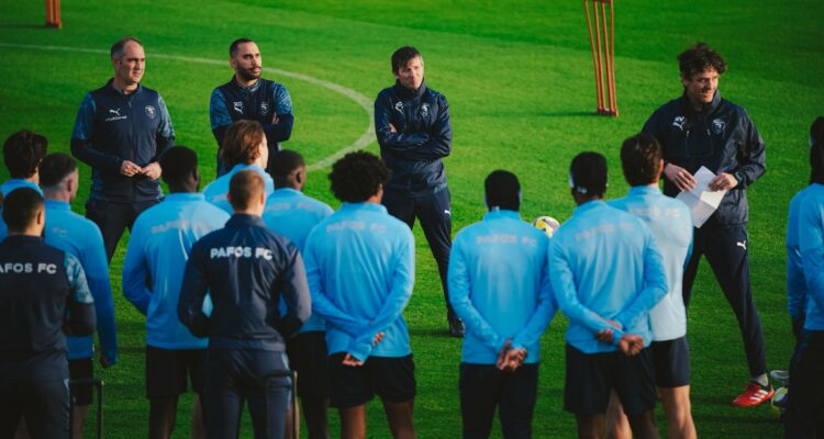 &Sigma;&upsilon;&sigma;&tau;ή&nu;&epsilon;&tau;&alpha;&iota; &sigma;&tau;&omicron;&upsilon;&sigmaf; &Pi;&alpha;&phi;ί&tau;&epsilon;&sigmaf; &omicron; &Theta;&epsilon;&lambda;ά&delta;&epsilon;&sigmaf;&hellip;