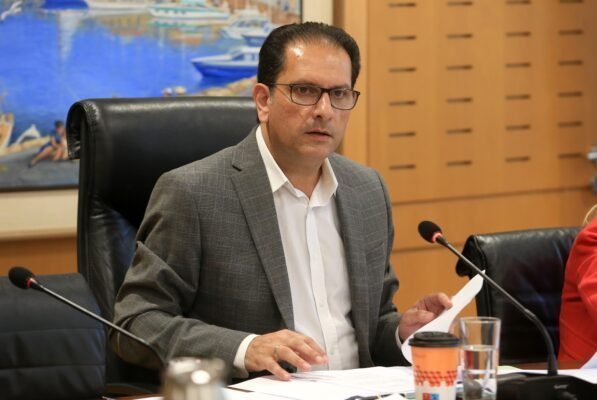 damianou 2 597x400 FiNX5a