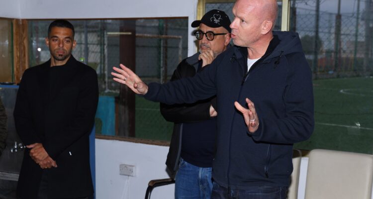 &Omicron;&iota; &laquo;&mu;&iota;&kappa;&rho;&omicron;ί&raquo; &tau;&eta;&sigmaf; &Omicron;&mu;ό&nu;&omicron;&iota;&alpha;&sigmaf; ά&kappa;&omicron;&upsilon;&sigma;&alpha;&nu; &tau;&omicron;&nu; &Mu;&pi;&epsilon;&rho;&gamma;&kappa; (&phi;&omega;&tau;&omicron;)