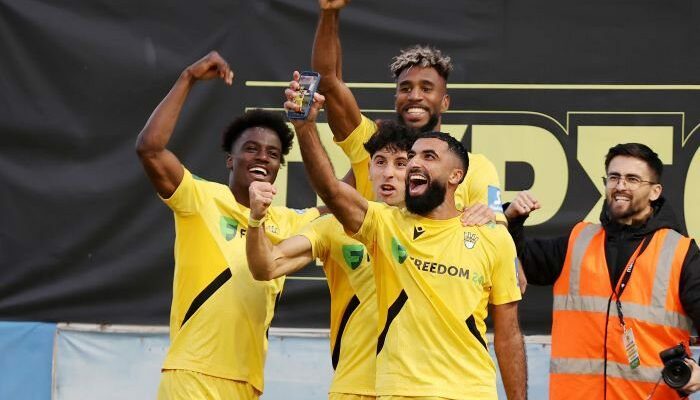 &Pi;&lambda;&alpha;&tau;&iota;ά &chi;&alpha;&mu;ό&gamma;&epsilon;&lambda;&alpha; &sigma;&tau;&omicron;&nu; Ύ&psi;&omega;&nu;&alpha;