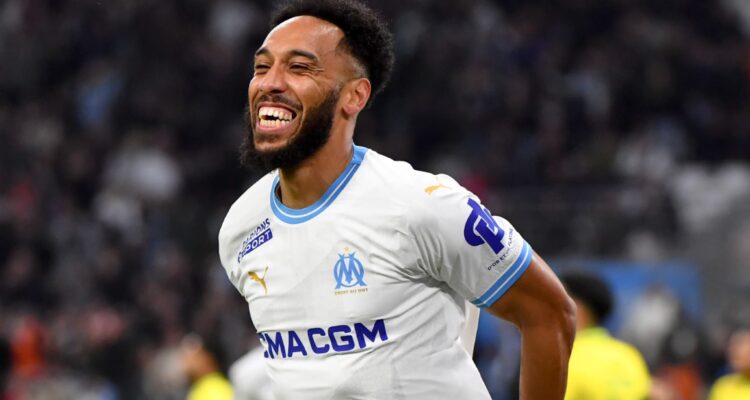 &Eta; &Epsilon;&upsilon;&rho;ώ&pi;&eta; &pi;&alpha;ί&zeta;&epsilon;&iota; &mu;&pi;ά&lambda;&alpha;