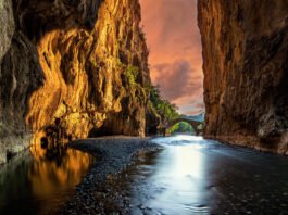 Στις συμπληγάδες της κορυφής και του βυθού