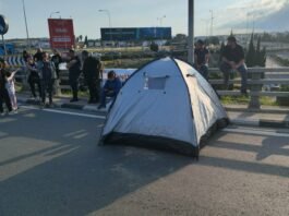 Έμφραγμα στη Ριζοελιά: Έκλεισαν τον κόμβο ξανά οι Κτηνοτρόφοι και έστησαν αντίσκηνα