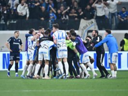 Στα πόδια του!