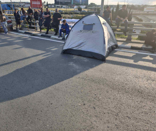 Χάος χωρίς τέλος στη Ριζοελιά: Κτηνοτρόφοι «κλείνουν» τους δρόμους επ’ αόριστον – Έστησαν σκηνές για το βράδυ