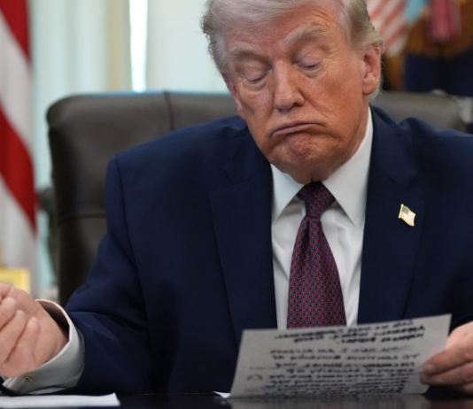 “Στις 20.00 θα γίνει” – Νέες απειλές Τραμπ για “σφοδρές επιθέσεις” στο Ιράν