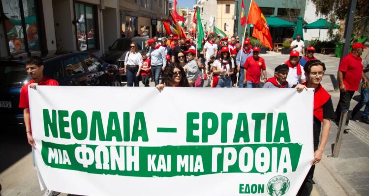 &Epsilon;&iota;&kappa;ό&nu;&epsilon;&sigmaf;: &Omicron;&iota; &epsilon;&rho;&gamma;&alpha;&zeta;ό&mu;&epsilon;&nu;&omicron;&iota; &tau;ί&mu;&eta;&sigma;&alpha;&nu; &tau;&eta;&nu; &epsilon;&rho;&gamma;&alpha;&tau;&iota;&kappa;ή &Pi;&rho;&omega;&tau;&omicron;&mu;&alpha;&gamma;&iota;ά