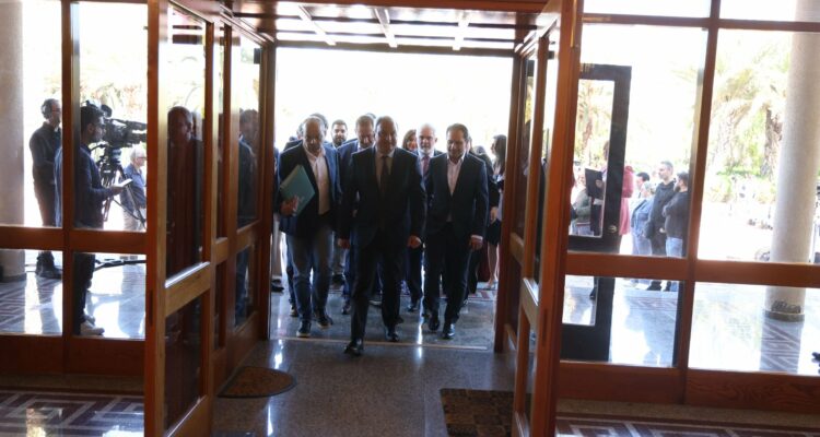 &Sigma;&upsilon;&nu;&omega;&sigma;&tau;&iota;&sigma;&mu;ό&sigmaf; &upsilon;&pi;&omicron;&psi;&eta;&phi;ί&omega;&nu; &sigma;&epsilon; ό&lambda;&epsilon;&sigmaf; &tau;&iota;&sigmaf; &epsilon;&pi;&alpha;&rho;&chi;ί&epsilon;&sigmaf;