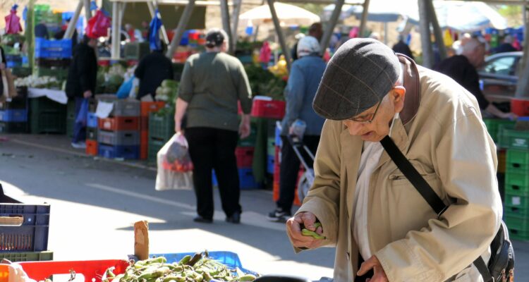 &Eta; &alpha;&kappa;&rho;ί&beta;&epsilon;&iota;&alpha; &rho;&omicron;&kappa;&alpha;&nu;ί&zeta;&epsilon;&iota; &xi;&alpha;&nu;ά &tau;&omicron;&upsilon;&sigmaf; &mu;&iota;&sigma;&theta;&omicron;ύ&sigmaf;